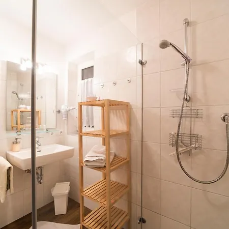 Gundi Pettneu am Arlberg